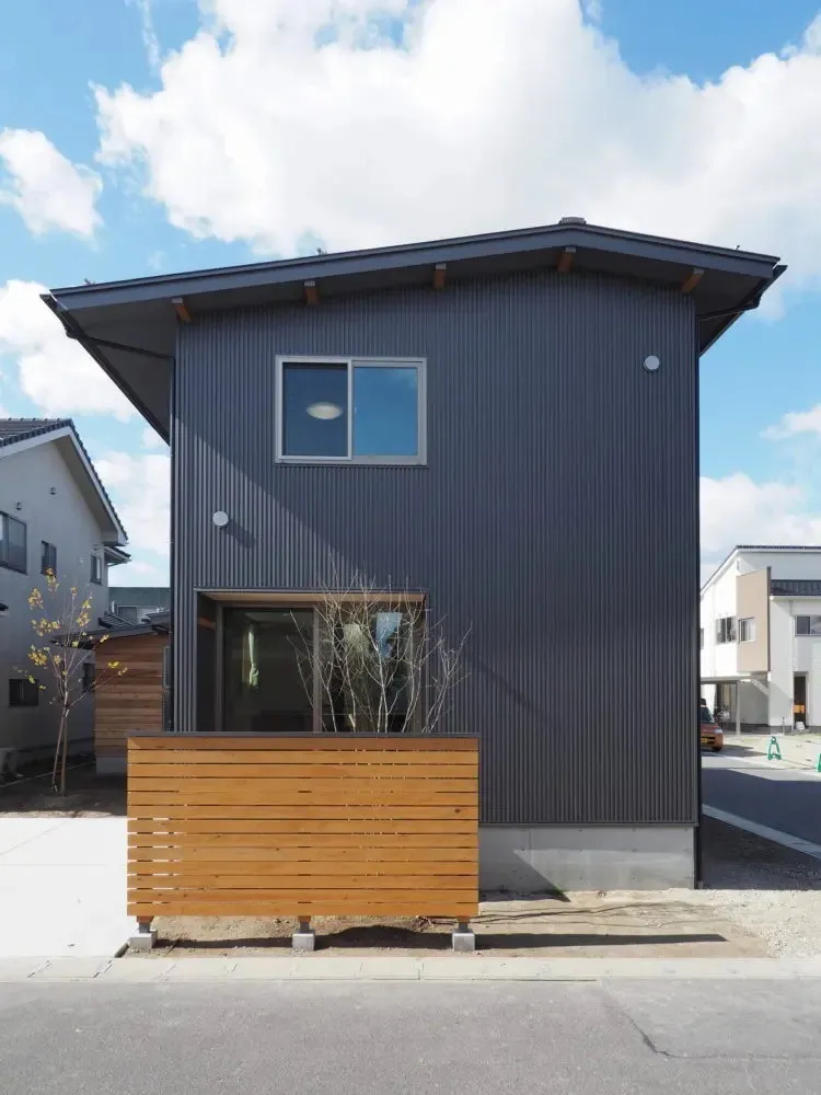 への字屋根が特徴的な外観スタイル。