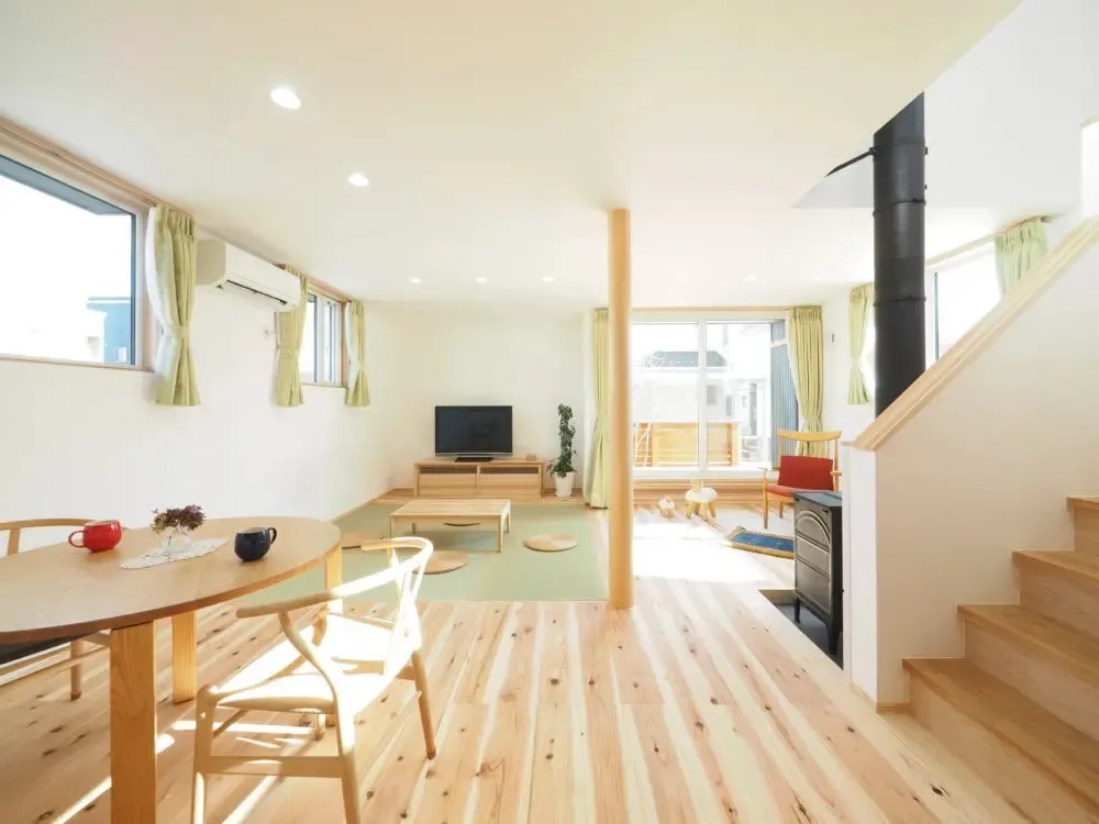 【北東角地に建つ薪ストーブのある家】