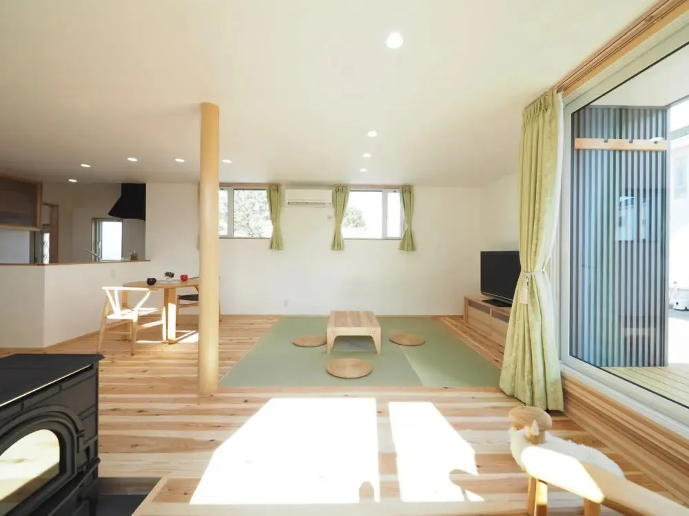 朝陽をたっぷり取り込むLDKの窓。<br>室内を明るく風通しが良い設計。<br>リビングは床座スタイルで縁無畳を敷き、ゴロゴロ過ごす居心地の良いスペース。