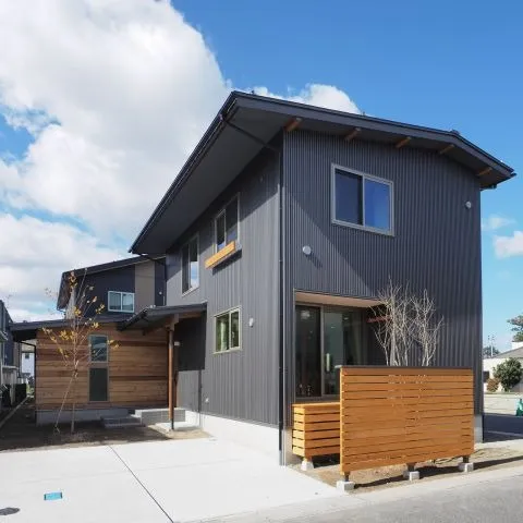 【北東角地に建つ薪ストーブのある家】