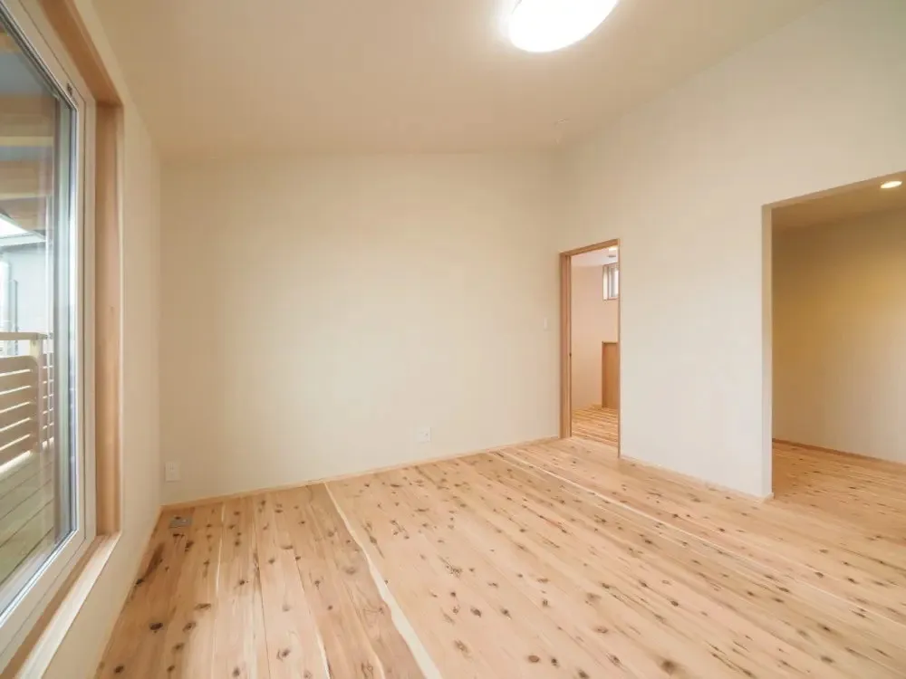 寝室はシンプルに仕上げ、WICへは建具を設けずアクセスしやすく設計。