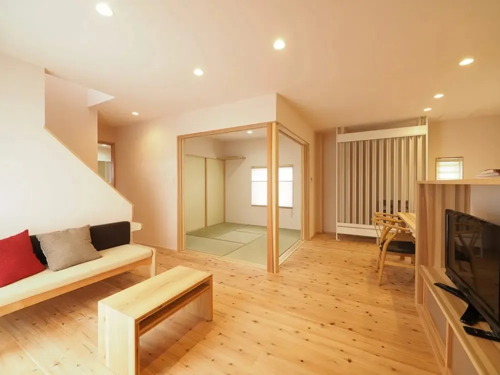 【こだわりのオリジナルキッチンが光る！村上市初F-CON導入のエコ住宅】