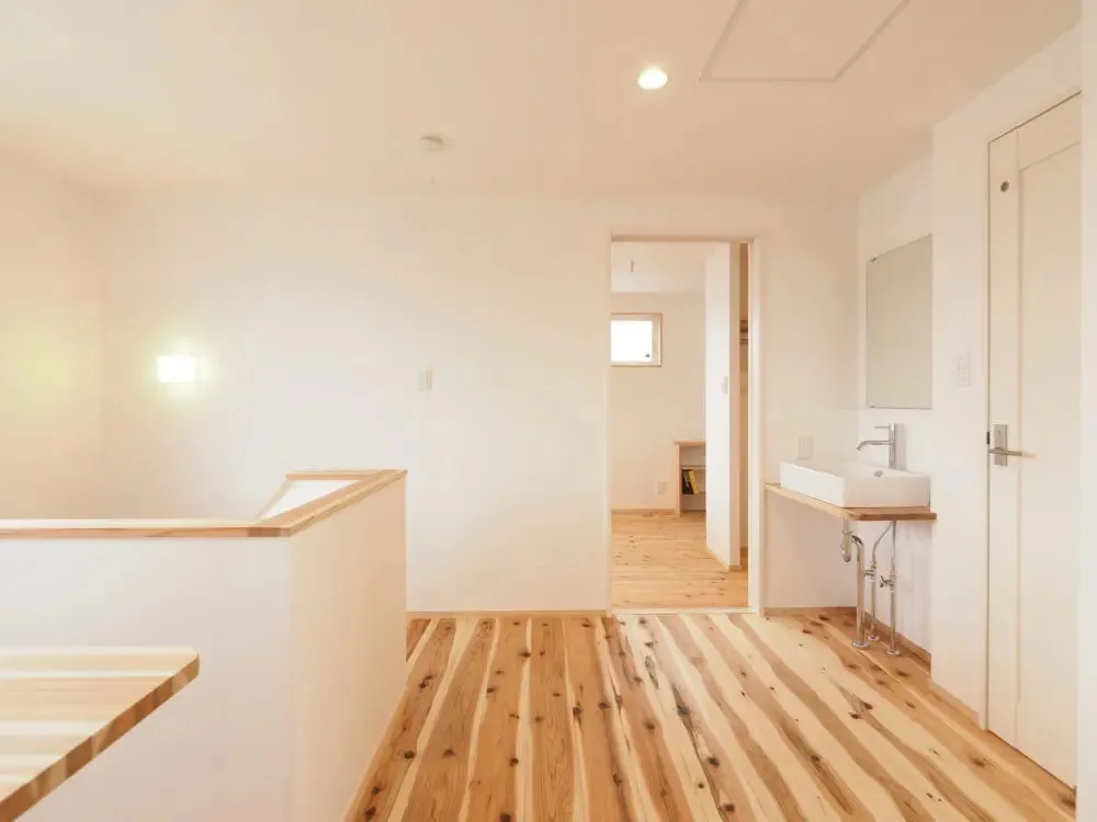 【ほどよい距離間の将来同居型自然素材の家】