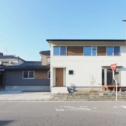 【ほどよい距離間の将来同居型自然素材の家】