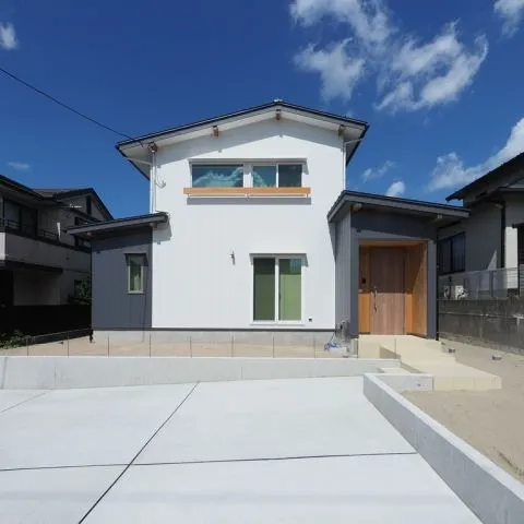 【ハンモックをリビングで愉しむ家】