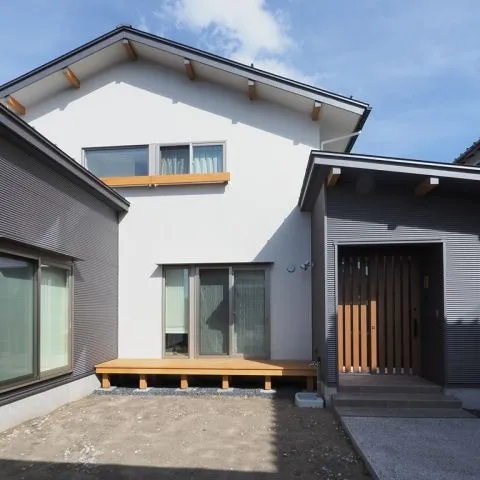 【集うLDKと2つのデザイン和室がある2世帯の家】