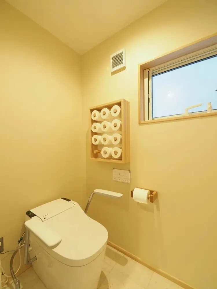 トイレ内にあるペーパーホルダー！？<br>並んで刺さっているように見えオモシロ収納に。