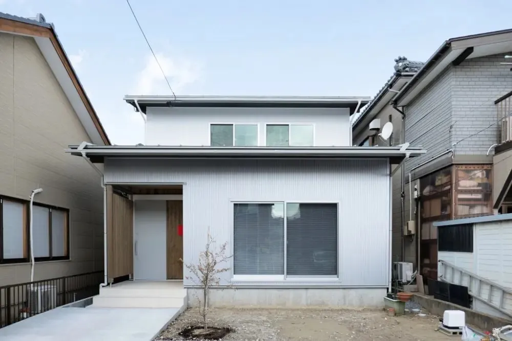 住宅密集地で両脇に迫る隣家を踏まえ、どのような光と風の採り方をするか？が設計プランのスタートラインだった。<br>南側をメインに採光を行い、南北に風が流れる間取りは厳しい敷地条件でも暮らしを豊かにするカタチとなった。