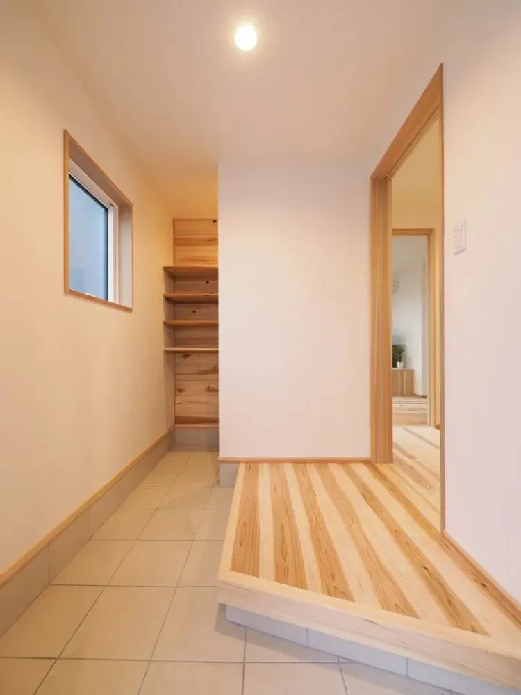 玄関を開けると白×WOOD(木)の明るく爽やかなホールが来訪者を迎える。<br>奥には家族で使えるシュークロークを完備。