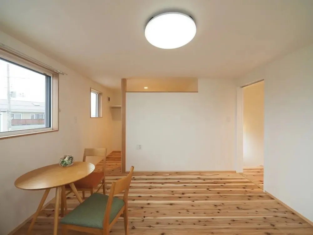 2階主寝室は広々8帖+WIC3帖。<br>最初は家族みんなで就寝でき、その後は夫婦2人でも広々と使えるように計画。