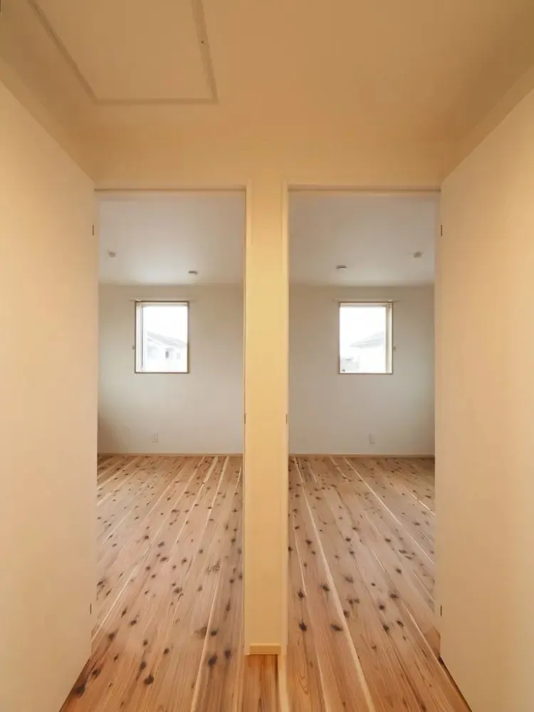 子供部屋は最初から2部屋に間仕切りした設計。<br>子供部屋が必要になるまでは収納や夫婦各々の趣味スペースとして使用予定。