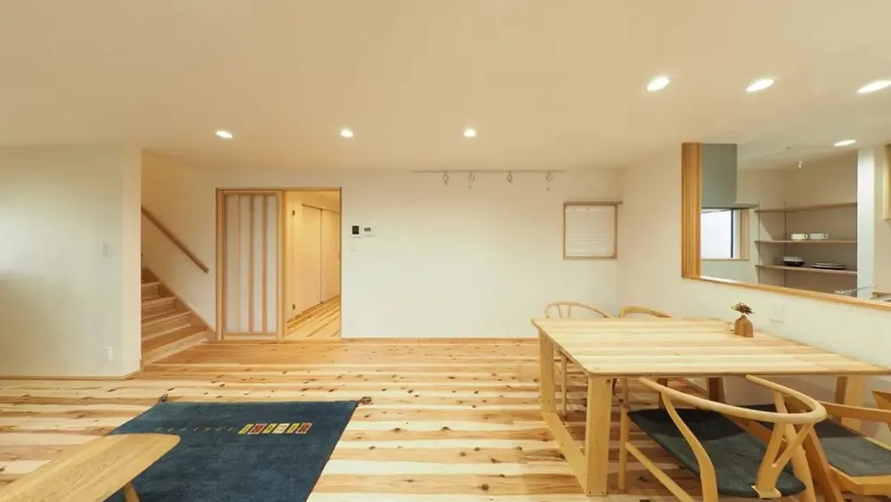 住まいの中心となるLDK天井は越前和紙、壁は漆喰、床は杉板張りの仕上げ。<br>南からの日差しも入り、室内を明るく包み込む。<br>リビング階段もまた家族が顔を合わせる為の間取りの工夫である。