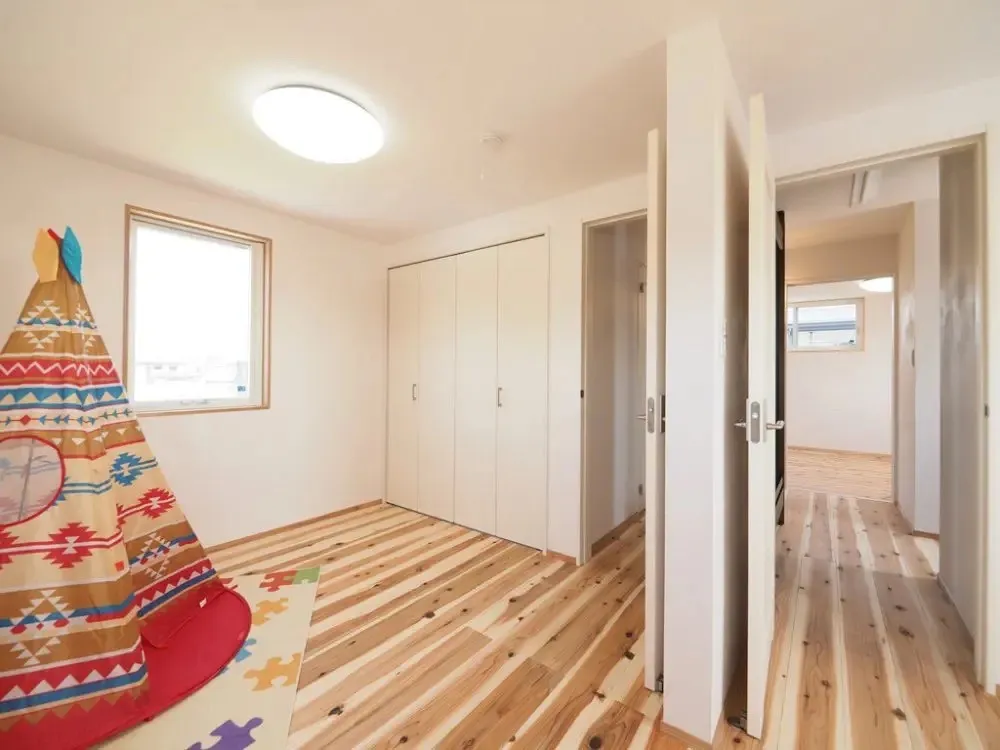 寝室や子供部屋はシンプルに造る。<br>双子のお子様用の左右対称に設計した子供部屋。<br>お子様の成長に合わせて間仕切りしやすいカタチに。<br>子供部屋もセラミック入り漆喰塗り壁仕上げに。毎日きれいな空気をつくる。