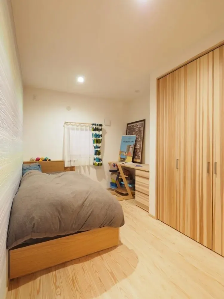 子供室の建具もこだわり越後杉の柾目が光る。