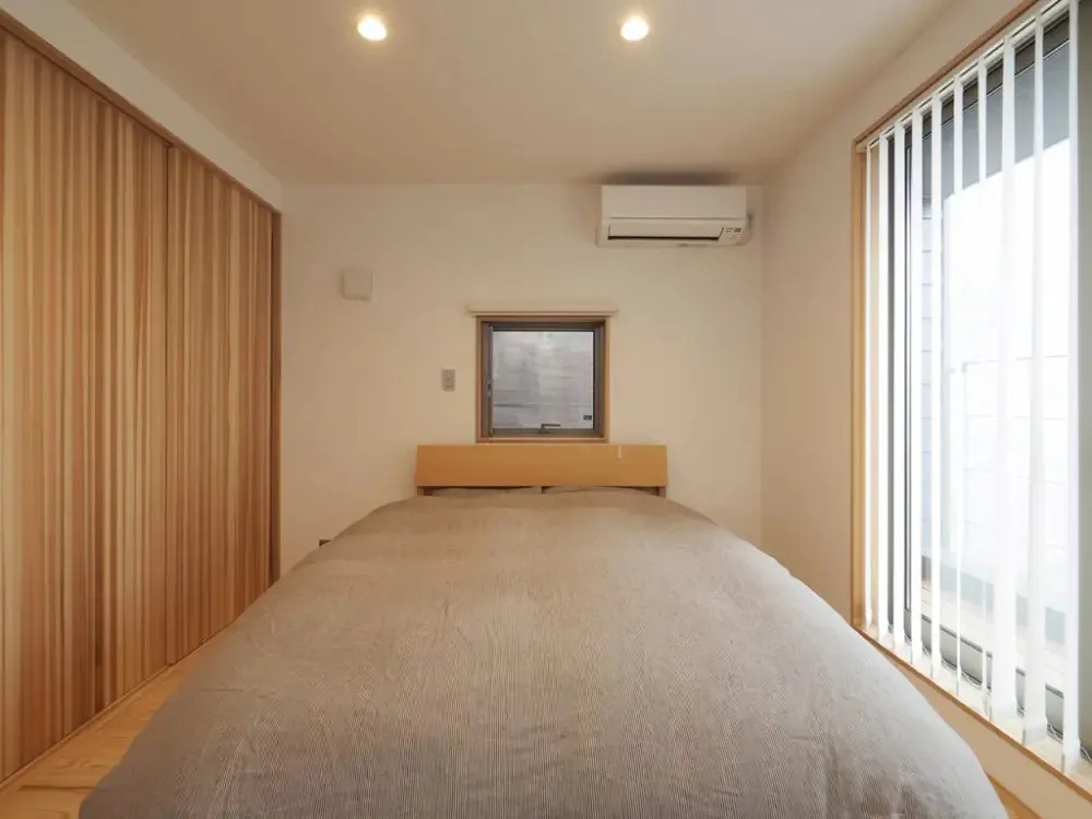 シンプルな寝室には越後杉の柾目建具が華となった。