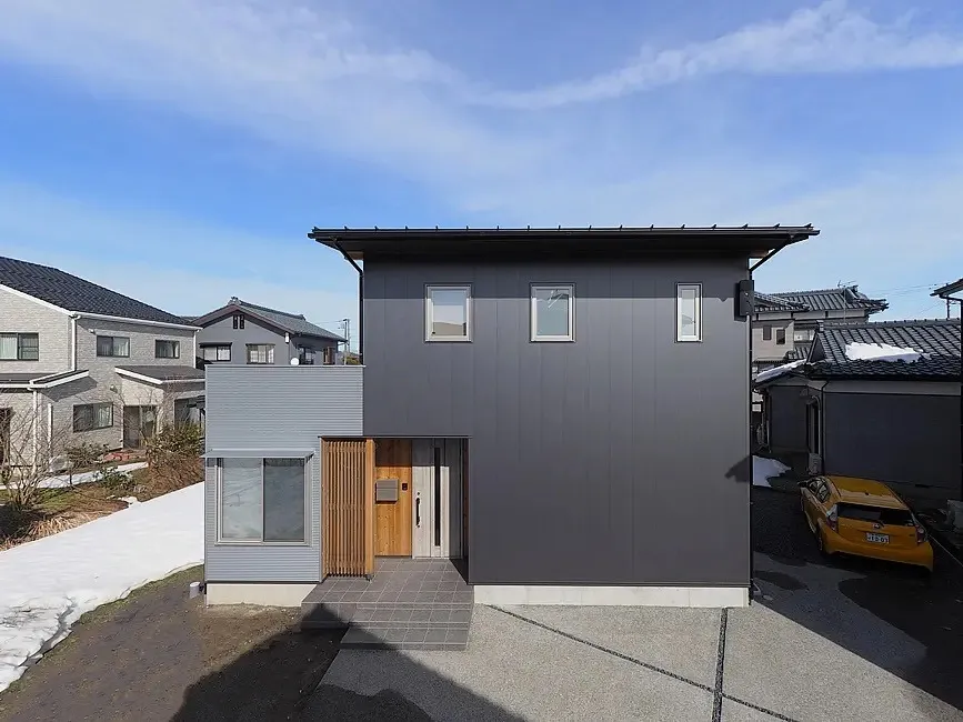 【旗竿地に建つ新婚夫婦が求めたのびのび暮らす家】