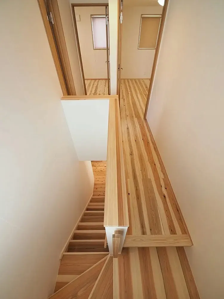【旗竿地に建つ新婚夫婦が求めたのびのび暮らす家】