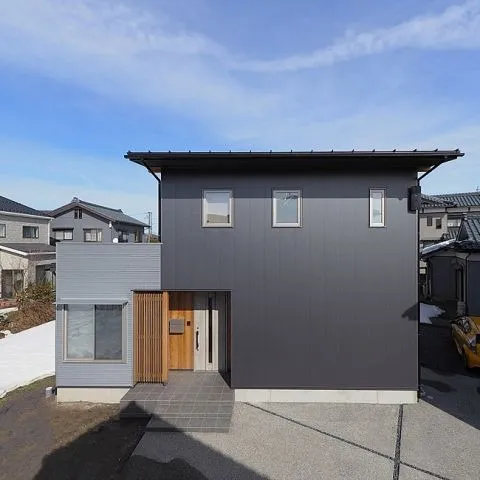 【旗竿地に建つ新婚夫婦が求めたのびのび暮らす家】