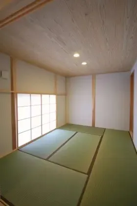 6帖の和室はウッドデッキを介し、リビングと回遊性を持たせた。