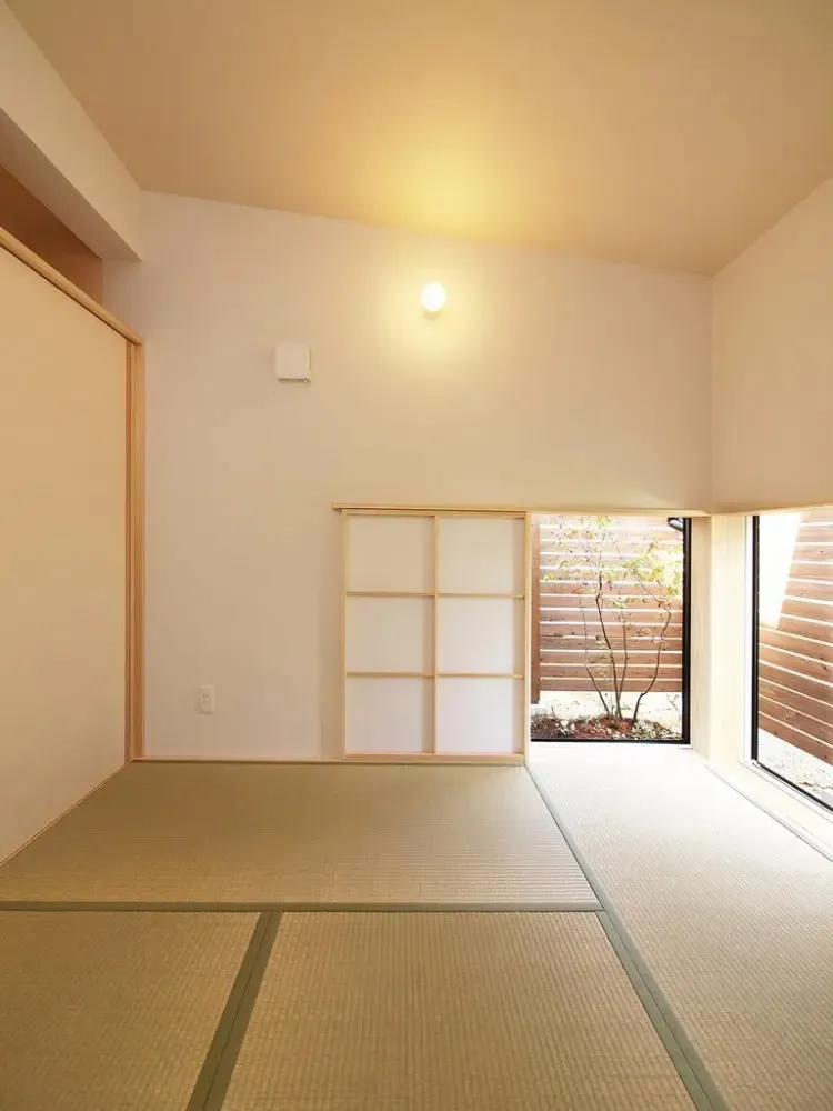【大きいウッドデッキと大開口木製窓の家】