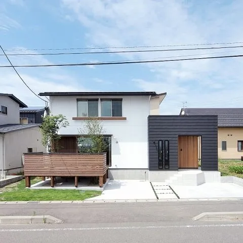 【大きいウッドデッキと大開口木製窓の家】