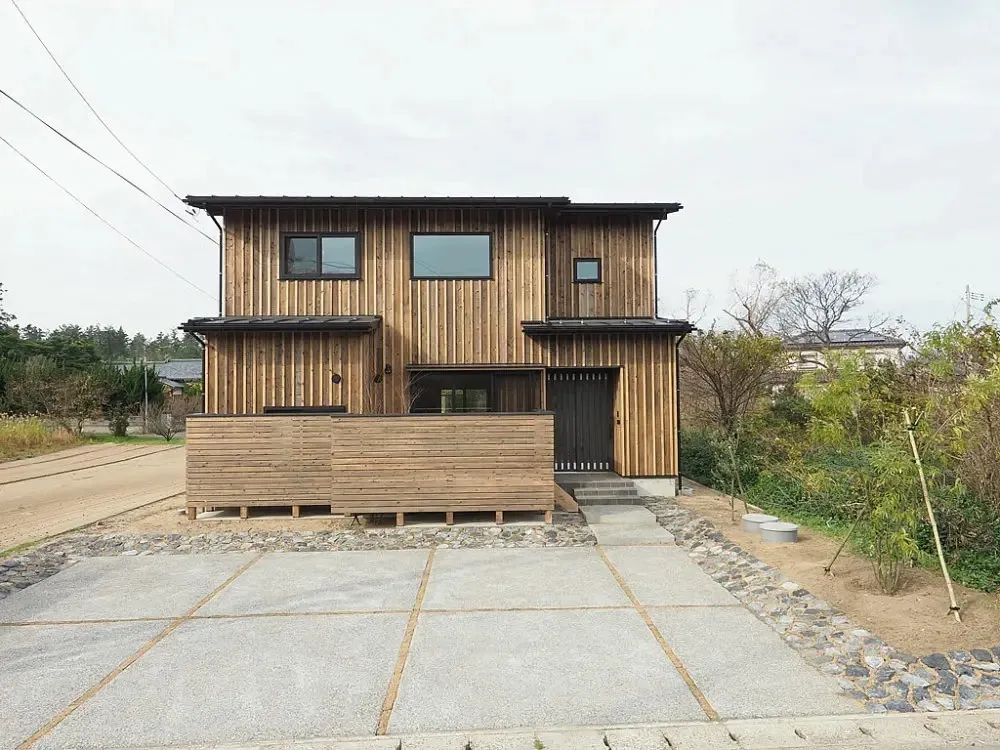 【広い敷地で遊び倒す杉板張りの家】