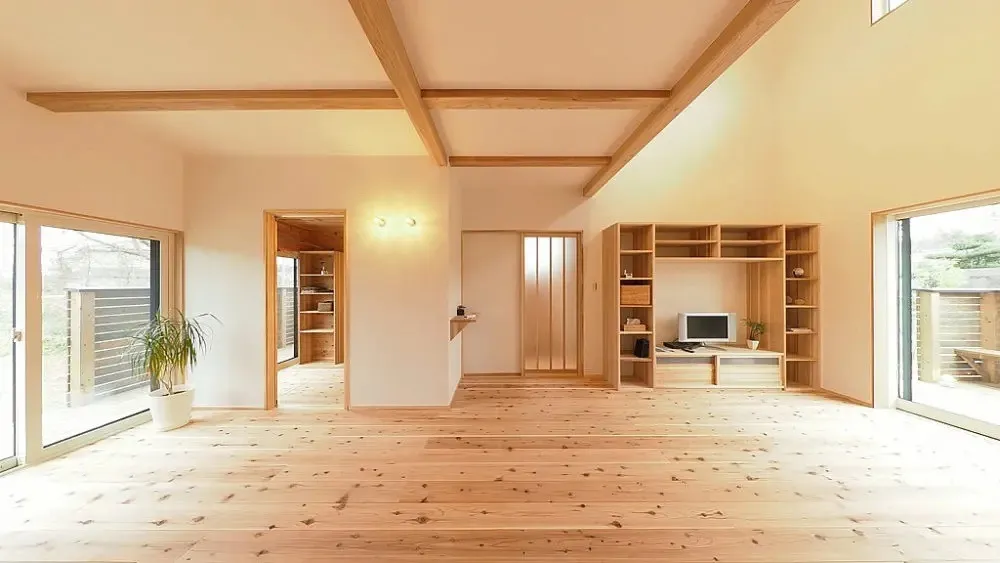 【広い敷地で遊び倒す杉板張りの家】
