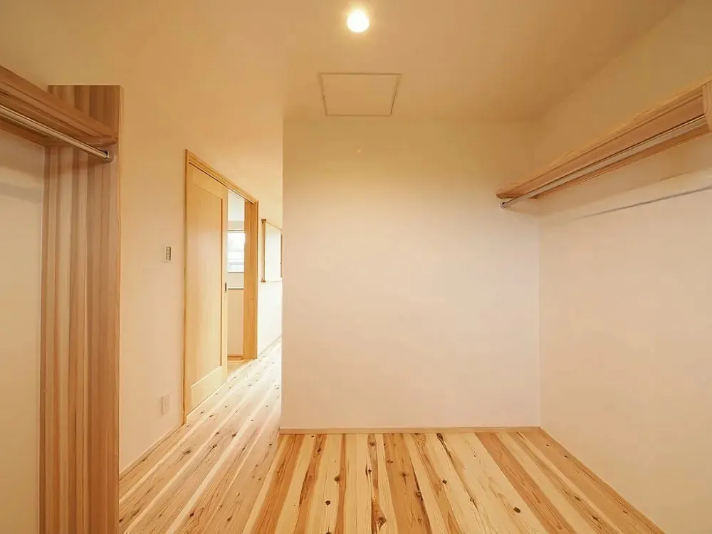 【広い敷地で遊び倒す杉板張りの家】