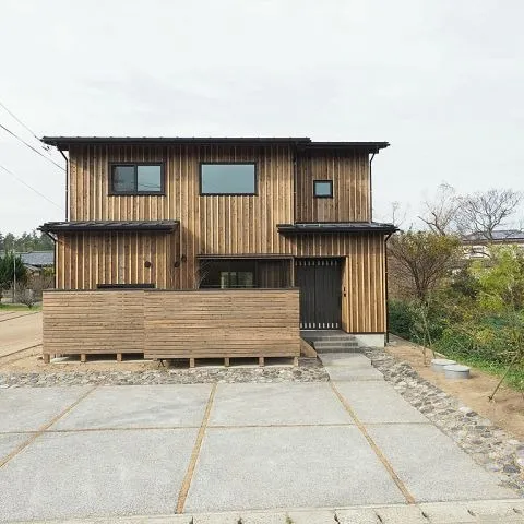 【広い敷地で遊び倒す杉板張りの家】