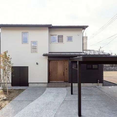 【育った自然素材の環境でこれからも暮らしたいを実現した子育て世代の家】