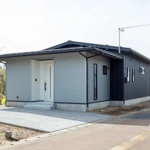 【暮らしにアジャストする19坪の広がる平屋】