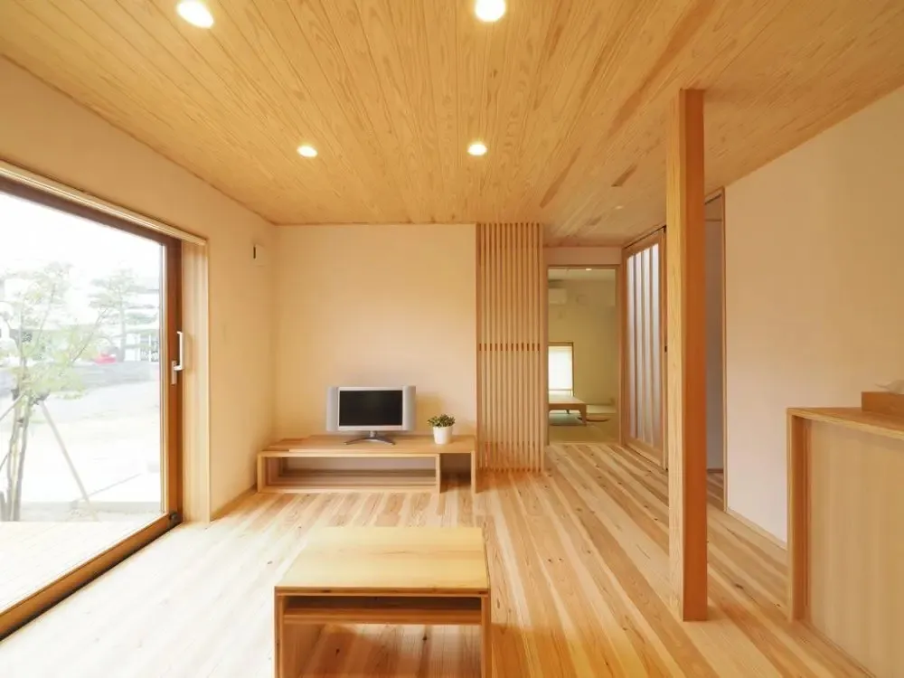 天井は杉の上小節板を。<br>美しい木目が空間を上品に惹きたてる。