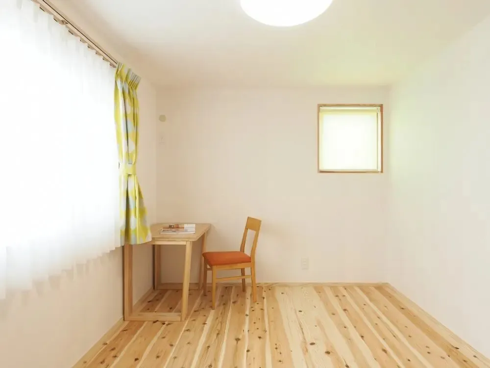 子供部屋はシンプルに。<br>土佐和紙の壁紙が優しい雰囲気を醸し出す。