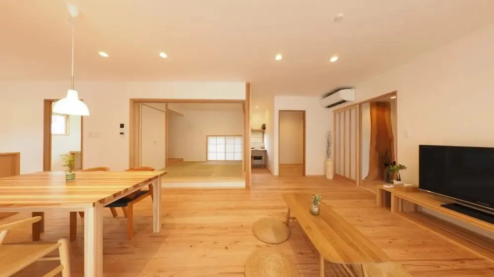 【広い庭でおうちアウトドアを満喫する子育て世代の平屋】