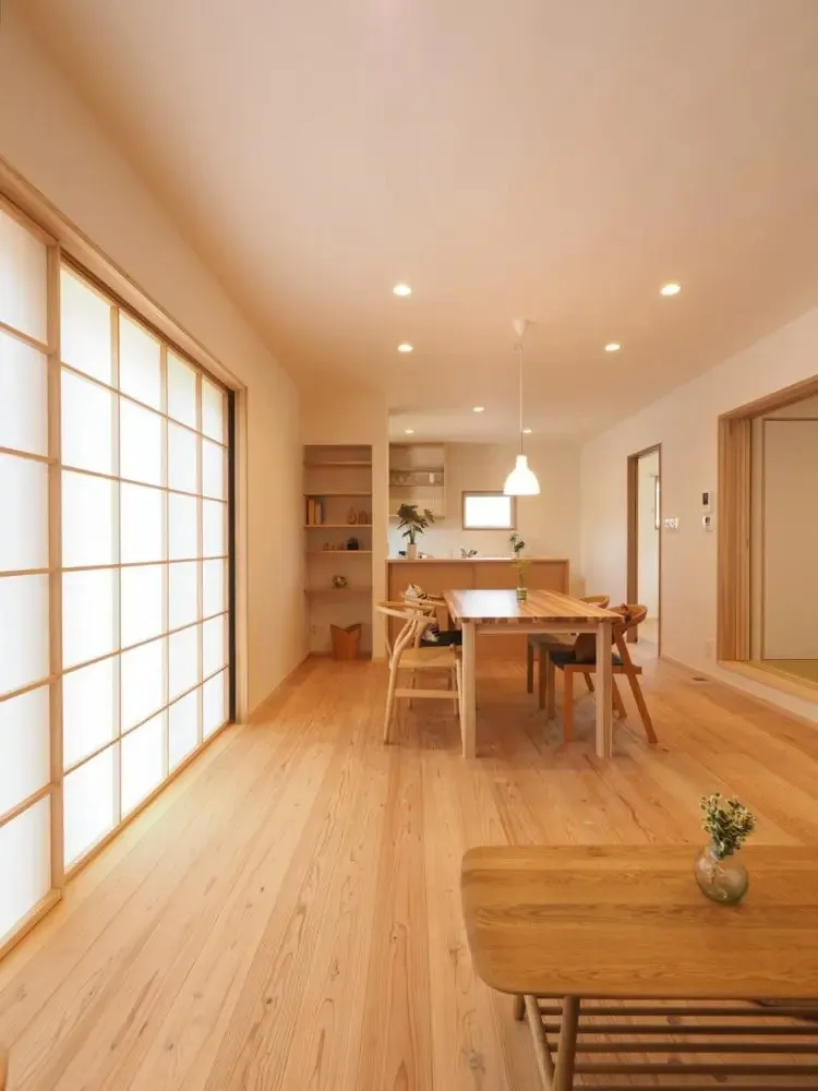 【広い庭でおうちアウトドアを満喫する子育て世代の平屋】