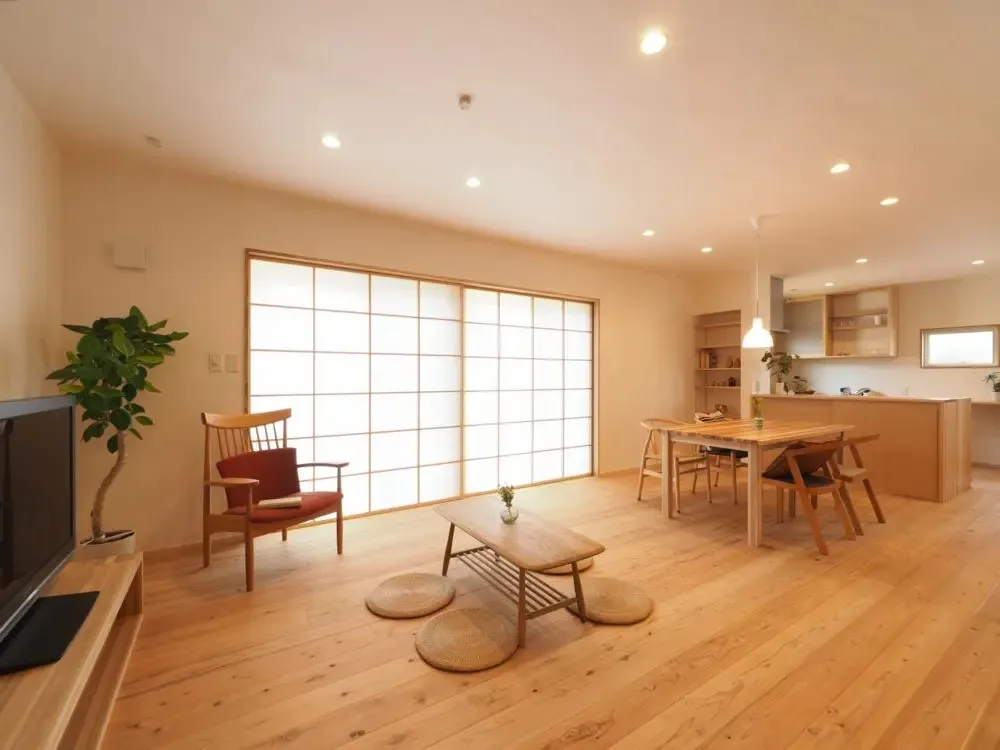 【広い庭でおうちアウトドアを満喫する子育て世代の平屋】