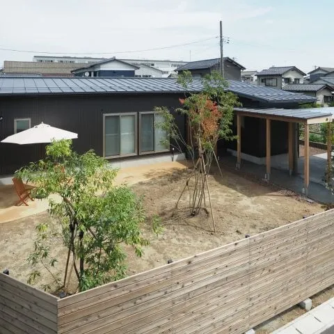 【広い庭でおうちアウトドアを満喫する子育て世代の平屋】