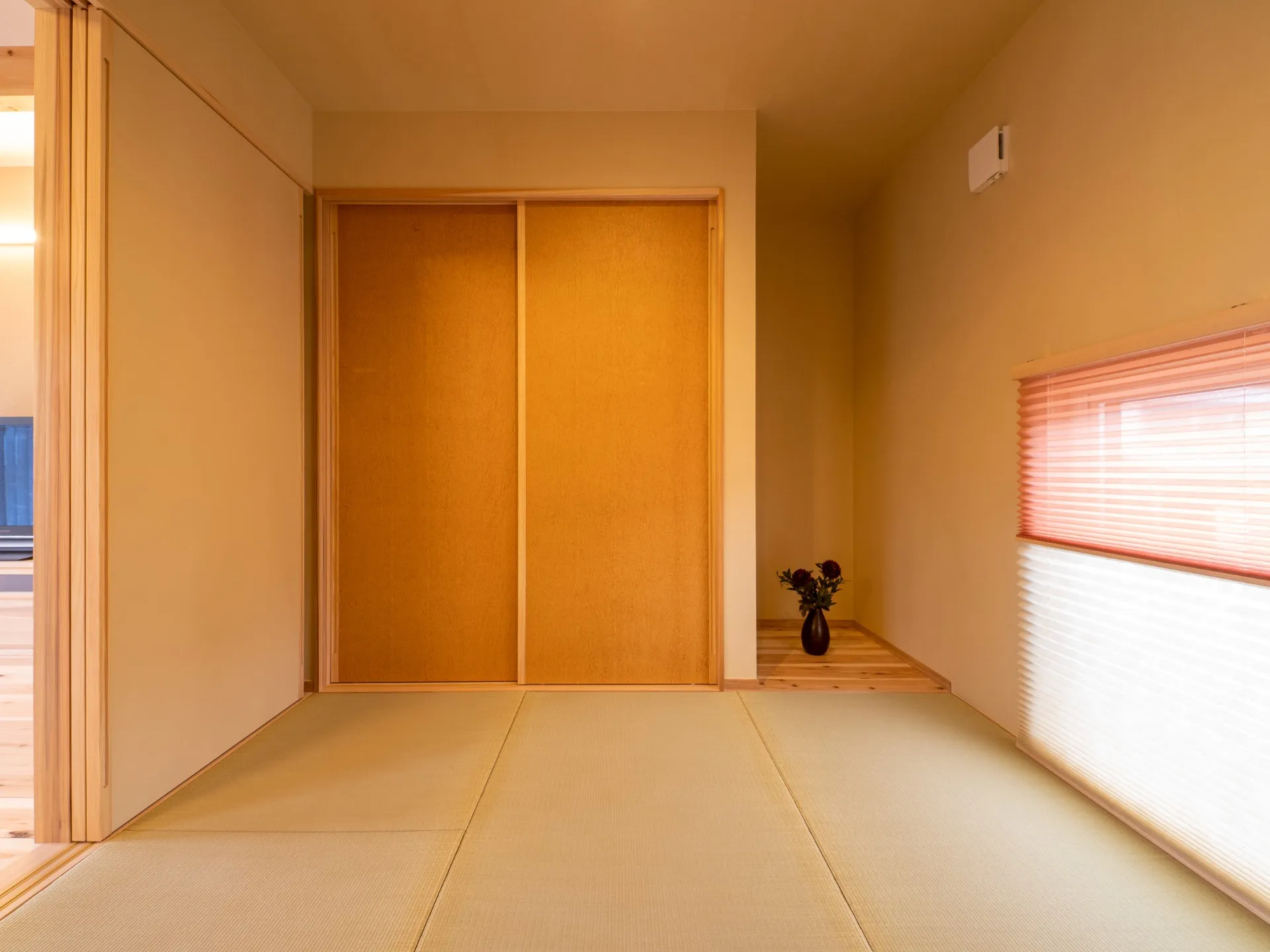 【重厚感と存在感際立つ借景を活かした和テイストの家】