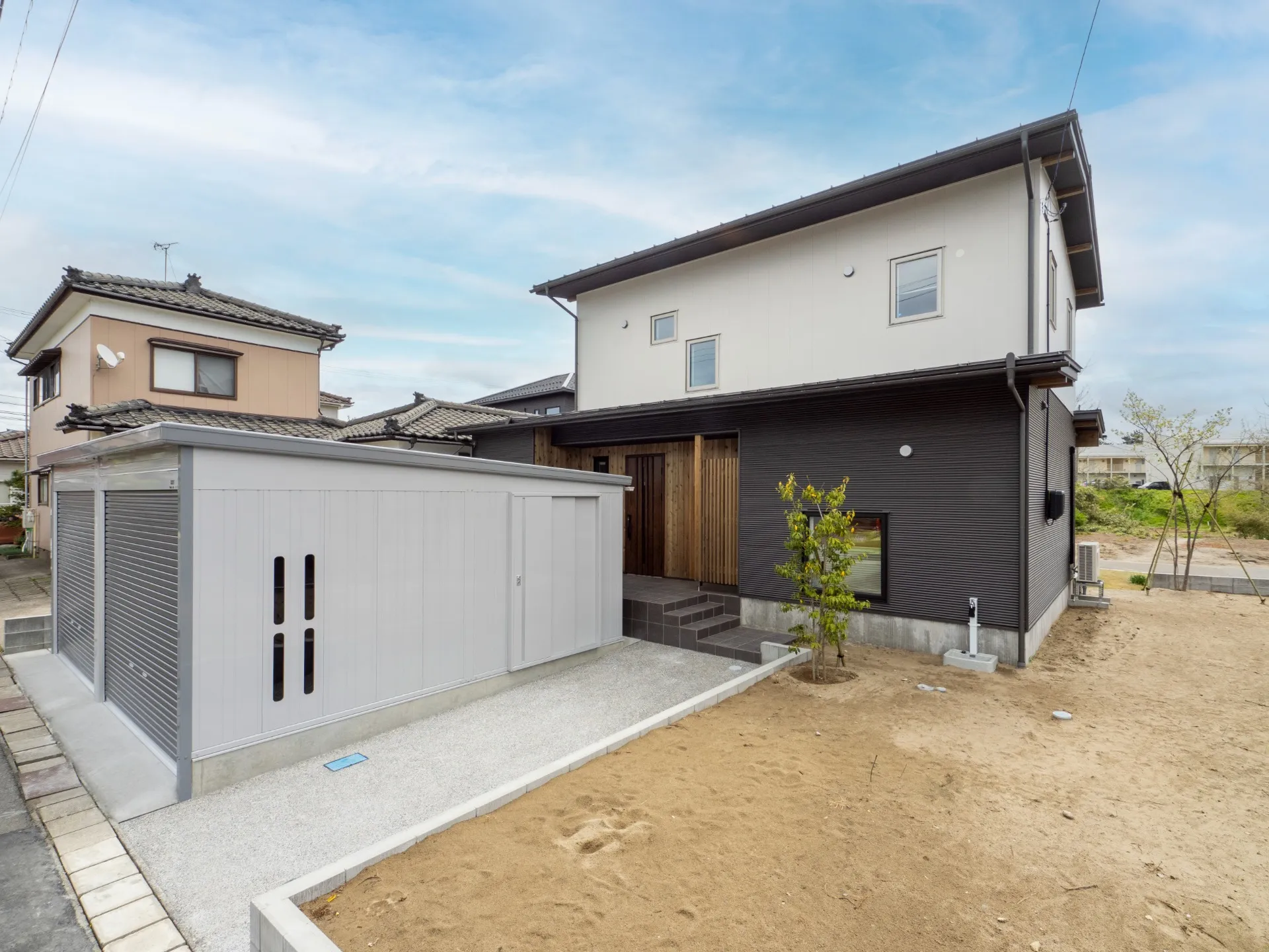 【重厚感と存在感際立つ借景を活かした和テイストの家】